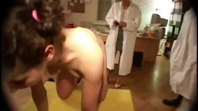 লোকটি শ্যামাঙ্গিনী spanked এবং বাংলা সেক্স ভিডিও কম ভগ মধ্যে গরম fucked