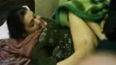 রান্নাঘরে তিন লেসবিয়ান টেবিলের উপর মিষ্টি বাংলা ভাবি সেক্স ভিডিও pussies স্নেহ করছে