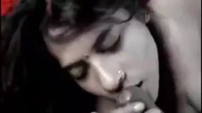 বড় মাই সহ একটি শ্যামাঙ্গিনী একটি ট্যাটু করা প্রেমিকের সামনে বাংলা লোকাল সেক্স ভিডিও তার পা ছড়িয়ে দেয়।