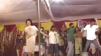 পর্যটক সেলুনে বড় স্তন সহ একটি চমত্কার ম্যাসেউস ভাড়া সেক্স ভিডিও ছবি করে এবং একটি শিশ্ন হস্তমৈথুনের জন্য বলে