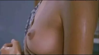 সুদৃশ্য লেসবিয়ান চার্জ করার বেঙ্গলি সেক্স ভিডিও পর চোদা শুরু করে।