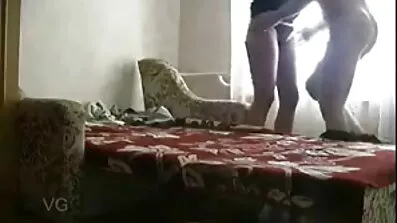 মাতাল মেয়েটি সেক্স ভিডিও বাংলা তার ছোট স্কার্ট খুলে ফেলল এবং লোকটিকে একটি টাইট ভগ দিল
