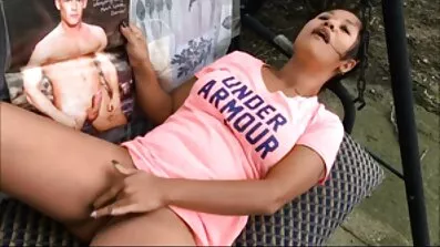 তার শরীরের উপর একটি উলকি সঙ্গে একটি স্বর্ণকেশী একটি গরম যৌনসঙ্গম জন্য বাংলা ভিডিও ক্স তার পা ছড়িয়ে