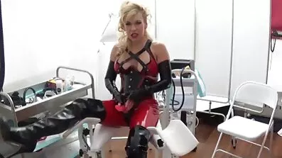 অফিসের একজন সহকর্মী সাদা স্টকিংসে একটি sex video বাংলা শ্যামাঙ্গিনী ঠুং ঠুং শব্দ করছে।