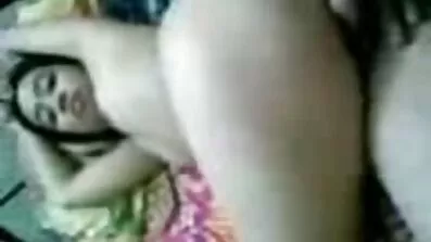 স্বর্ণকেশী লোকটিকে বিশাল দুধ দেখাল এবং অফিসের একজন জকের সেক্স ভিডিও ছবি কাছে নিজেকে সঁপে দিল