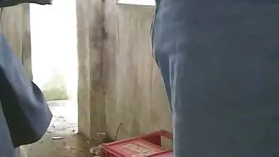 লোকটি তার গার্লফ্রেন্ডকে হাতকড়া পরিয়ে আবেগের সাথে সিলেটি সেক্স ভিডিও চুদেছিল।