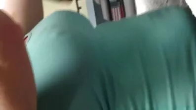 একটি blowjob পরে একটি শ্যামাঙ্গিণী একটি মানুষের সামনে bends এবং যৌনসঙ্গম মা ছেলের সেক্স ভিডিও থেকে cums