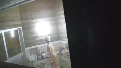 একটি নীল টি-শার্ট sex video বাংলা পরা রাশিয়ান ছাত্র ভিডিও গেম খেলে এবং বাড়িতে ডগিস্টাইলে চোদাচুদি করে।