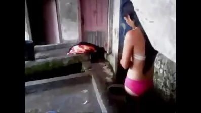 শিক্ষার্থীরা একজন অভিজ্ঞ লেসবিয়ানের সাথে একটি থ্রিসাম রাখতে সম্মত সেক্স ভিডিও গান হয়।