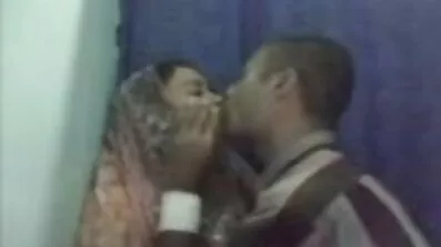 একটি ভঙ্গুর স্বর্ণকেশী বাংলা sex porn একটি শক্তিশালী বসের সাথে পাছায় দূরে sies