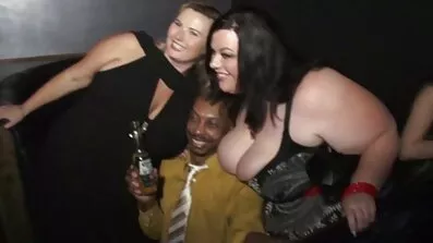 মহান boobs সঙ্গে বাংলাদেশী হট সেক্স ভিডিও একটি mulatto ঢালাই তার ক্যাপ দেখায়