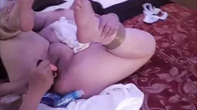 লোকটি রান্নাঘরে শ্যামাঙ্গিনীকে সাহায্য করেছিল এবং ভেজা ফাটলে হার্ড বাংলা মাগি sex fucked
